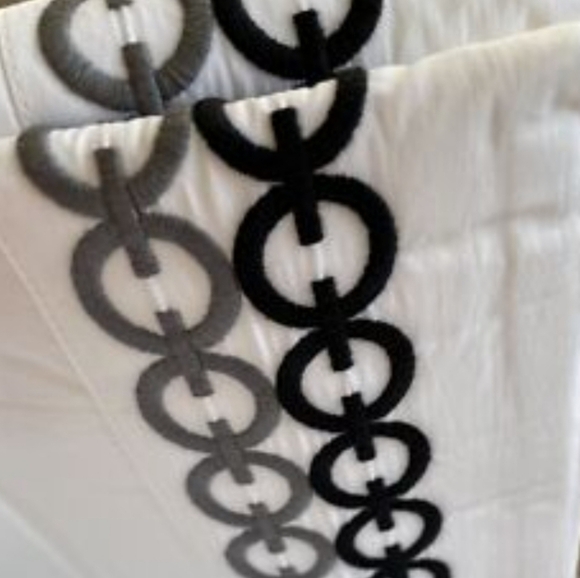 Williams Sonoma Chain Link White Embroidered Luxurius Italian King Sheet Set - Picture 7 of 7